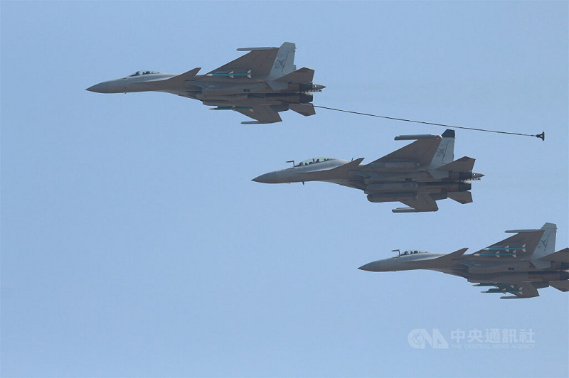 圖為2024年11月珠海航展參演的共軍殲15彈射型戰機及殲15電戰機。   圖: 中央社提供(檔案照片）