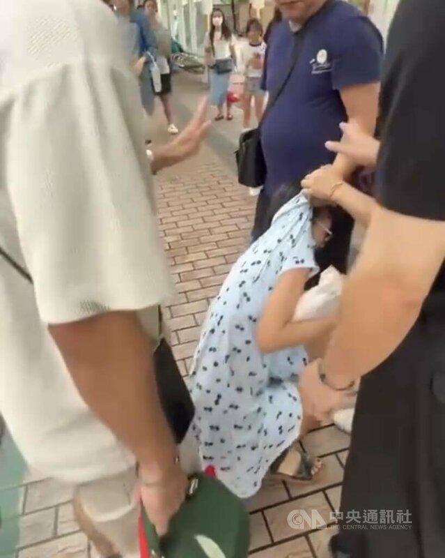 有民眾10日下午在台北車站附近公車站目睹家暴案，1名男子持雨傘施暴、吼叫，並沿路拖行妻子，數名路人見狀勸導都沒用，協助錄影蒐證並報警。警方表示，已通報北市家防中心協助女子申請安置作業及保護令，並依社維法究辦涉案男子。（翻攝照片）中央社記者黃麗芸傳真　114年8月10日   