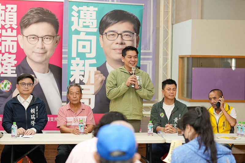 李柏毅(中)、黃文志(右二)到場力挺賴瑞隆(左一)。   圖：賴瑞隆辦公室/提供