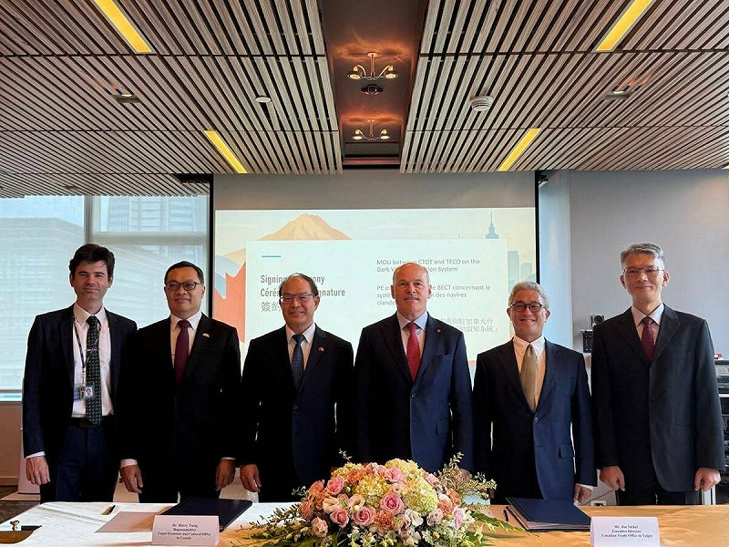 台灣與加拿大共同宣布簽署「暗船偵知系統瞭解備忘錄」。   圖：外交部提供