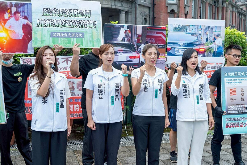 民眾黨立委黃國昌新北市各區主任在監察院前舉行記者會批評公務車濫用調查擺爛 圖:黃國昌辦公室提供