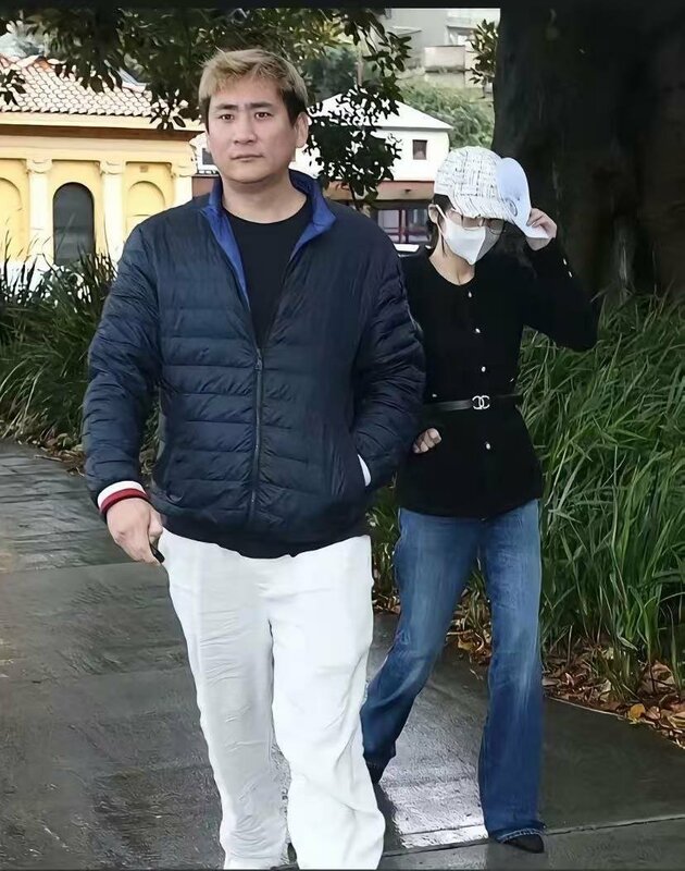 許多網友對楊蘭蘭的身分感到好奇，質疑楊蘭蘭車禍事件可能揭示了中國權貴榨取納稅人金錢，讓子女在海外逍遙快活的真實。圖為接受保鑣護衛的楊蘭蘭。   圖：翻攝自 @cuichenghao7 X 帳號