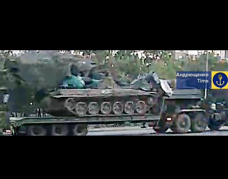 俄軍自別爾江斯克(Berdiansk)北運至頓涅茨克地區的炮兵與軍備。 圖:翻攝自 X 俄軍自別爾江斯克(Berdiansk)北運至頓涅茨克地區的炮兵與軍備。 圖:翻攝自 X