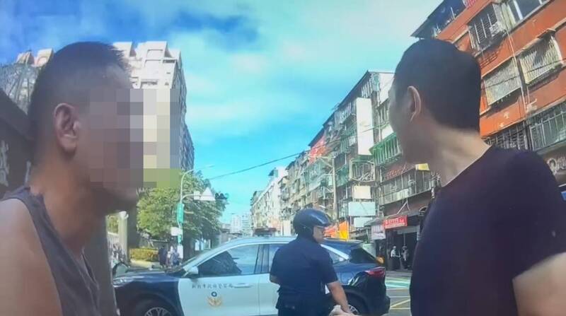 新北市永和區一名家暴慣犯因不滿前女友與其他男子互動頻繁，日前持刀堵人，雖警方趕抵時未查獲刀械也無肢體衝突，但男子待員警離開後又騎車直衝對方住處作勢要攻擊，最終被警方攔下並查獲預藏的水果刀。   圖：警方提供
