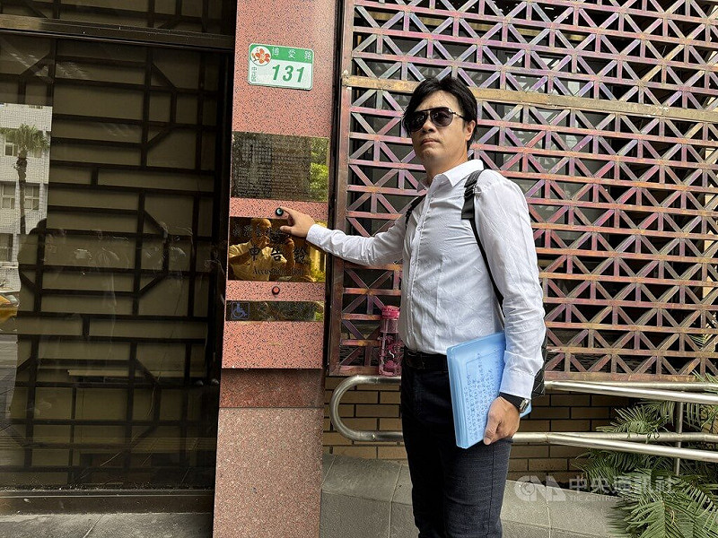 媒體報導，前職棒球員郭岱琦（圖）劈腿多女、欠債擺爛、棄養小孩、「軟爛渣男」，郭岱琦發表聲明否認，並於11日上午到台北地檢署控告涉及散布不實訊息的主要來源與幕後主使「李姓記者」提起誹謗告訴。中央社記者林長順攝　114年8月11日   