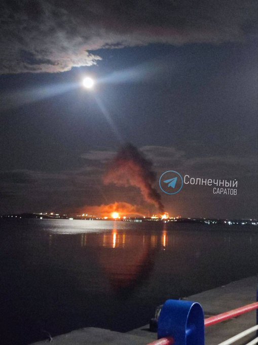 薩拉托夫州煉油廠於深夜遭多架烏軍無人機空襲 圖:翻攝自 X