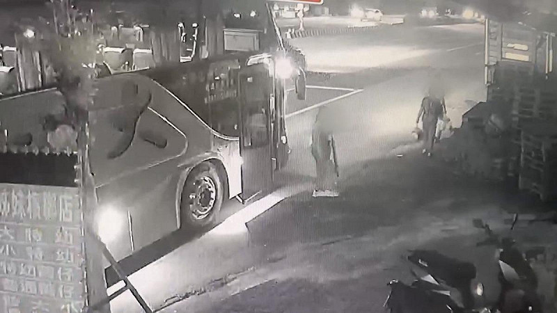 台中市沙鹿區中昨日晚間發生一起死亡車禍，70歲何姓婦人結束新北旅遊後，從遊覽車下車準備穿越馬路與家人會合時，遭48歲黃姓男子駕駛的轎車撞擊，頭部及四肢重創，送醫搶救仍不治。   圖：民眾提供