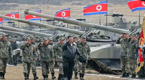 北韓領導人金正恩校閱北韓部隊。 圖 : 翻攝自朝中社 