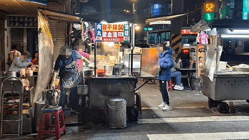 士林華榮市場甜不辣小吃攤老闆驚傳驟逝，大量網友紛紛悼念。   圖：取自Google Map
