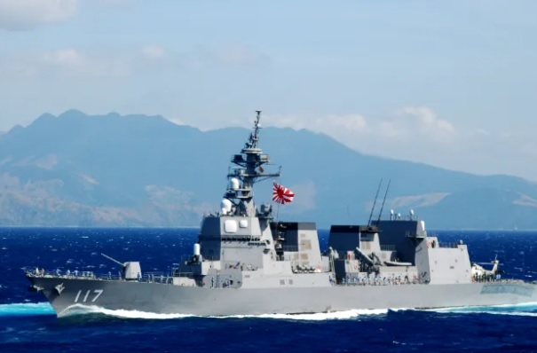 近期有日本媒體爆料稱，日本海上自衛隊的「涼月號」驅逐艦曾在 2024 年 7 月誤闖中國領海，在先後遭到解放軍兩發警告彈攻擊後才撤離中國領海。圖為「涼月號」。   圖：翻攝自 騰訊網 地球村談資