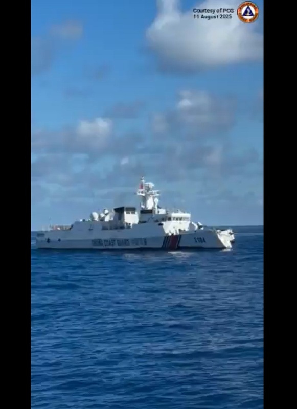 中國海警船3104自撞052D軍艦，船頭擠壓扁平宛如切削，撞擊後失去航行能力。   圖：截取自PCG影片
