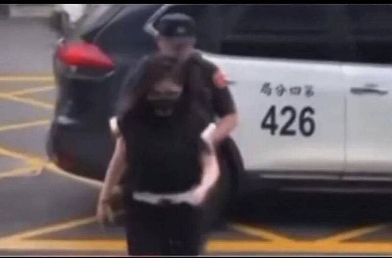 警方將蔣女帶回警所訊問，警車編號「426」引起網友討論。   圖：民眾提供