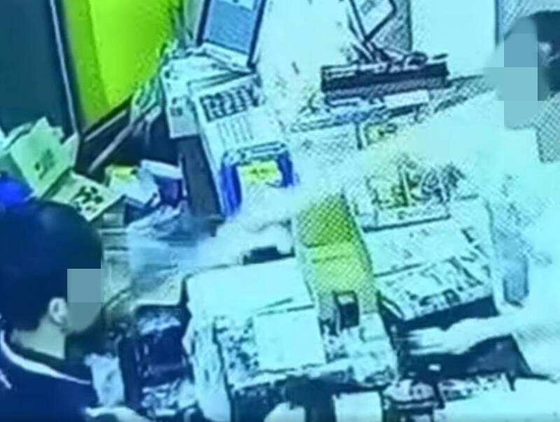 蔣女大鬧超商，並將啤酒潑向店員。   圖：翻攝自臉書