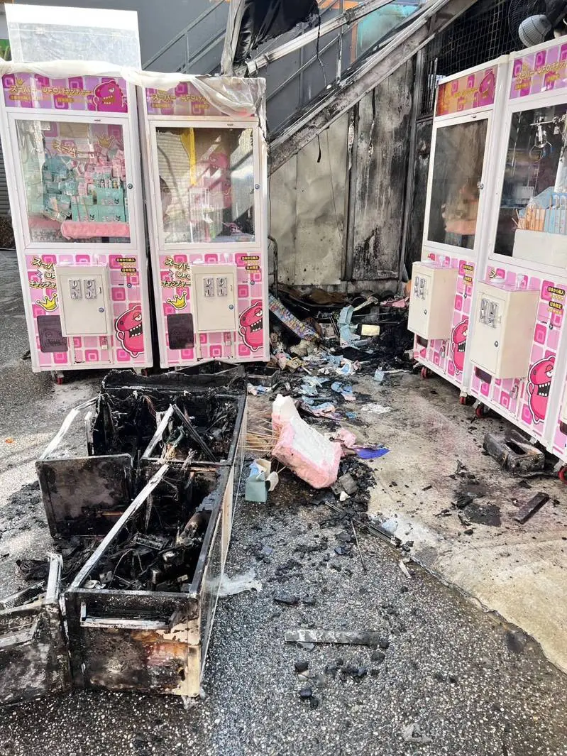台中市西屯區一間夾娃娃機店日前發生火警，造成3台機台燒毀，所幸無人傷亡。涉案男子依涉嫌公共危險罪嫌，函送台中地檢署偵辦。   圖：民眾提供