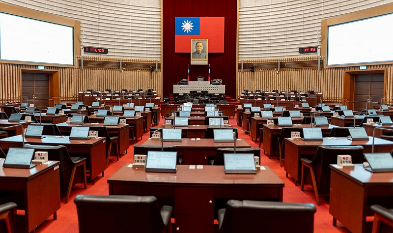 高雄市議會近日完成議事廳硬體設備升級，全體議員及市府官員桌面增設「可折疊顯示器」。   圖：高雄市議會/提供