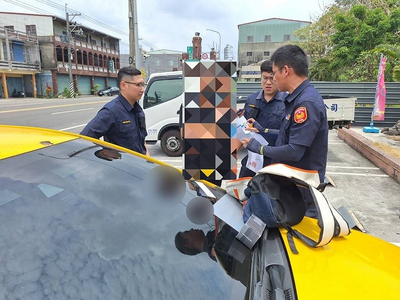 一名計程車司機5月間載客時，發覺對方疑為詐騙集團車手，聯繫警方並載客到高雄市阿蓮區用餐，企圖拖延時間，透過警民合作，順利逮捕車手，司機也獲頒檢舉獎金。（高雄市警察局湖內分局提供）中央社記者張已亷傳真　114年8月11日   