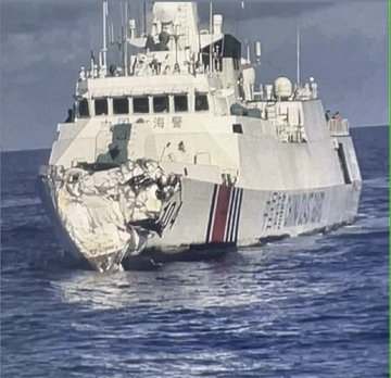 中國海警「3104」號艦在今日( 11 日)與海軍 052D 型導彈驅逐艦「桂林號」夾擊菲律賓海警隊的「蘇魯安號」時，意外與「桂林號」相撞，船首出現嚴重撞擊傷痕。   圖：翻攝自 @shentong2016 X 帳號