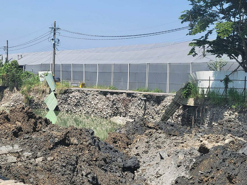 美濃吉洋里有農地遭違法盜採砂石，將近1公頃範圍處處坑洞。   圖：柯志恩辦公室/提供