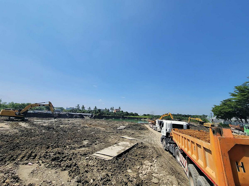 超載砂石車在當地頻繁進出，一邊將優良土石外運，一邊以不明土方回填。   圖：柯志恩辦公室/提供