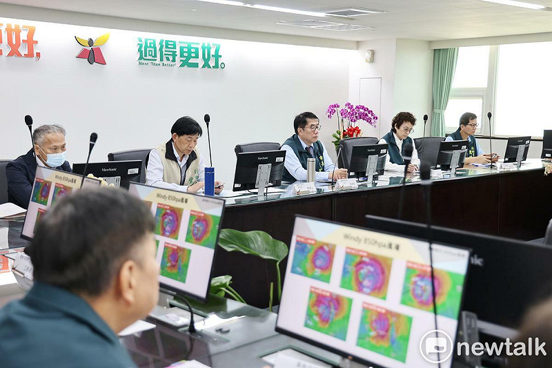 台南市政府召開「楊柳颱風台南市政府防颱整備會議」，由台南市長黃偉哲主持，逐一檢視各項防颱應變措施及丹娜絲災後復原情形，並要求各單位強化排水系統巡檢、加強低窪地區與易淹水區域警戒，確保避難場所及物資儲備充足，務求在颱風來襲前完成全面整備，以維護市民安全。   圖：台南市政府提供