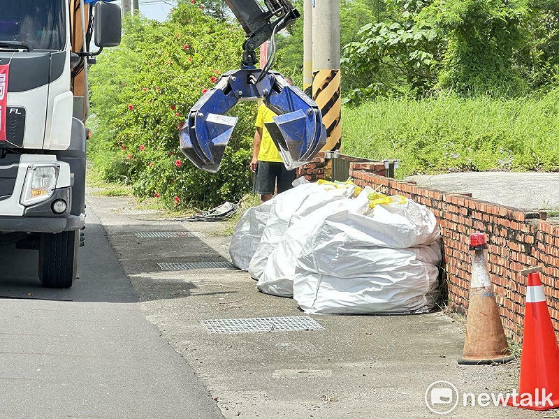 台南市政府環保局表示，已用最快速度協助民眾清運災後廢棄物及清除損壞的石綿建材。截至8月10日，環保局已清運石綿建材廢棄物1014件，累計清運量達1273公噸。   圖：台南市政府提供