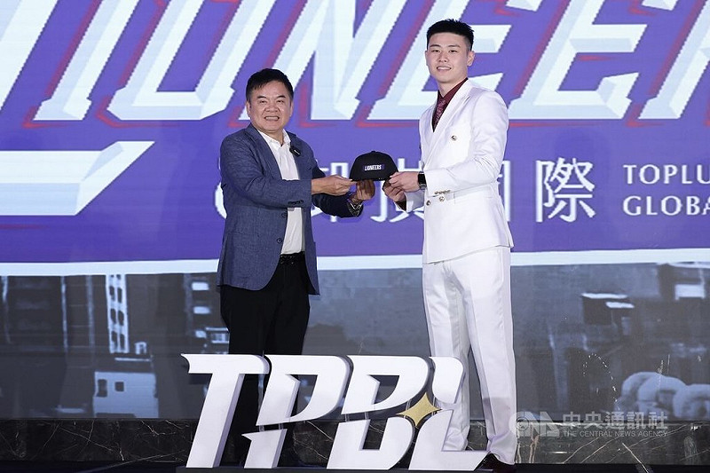台灣職業籃球大聯盟（TPBL）11日晚間在台北漢來大飯店舉行新賽季球員選秀會，新竹御嵿攻城獅狀元籤指名畢業於健行科大的劉丞勳（右），TPBL會長莊瑞雄（左）與劉丞勳合影留念。中央社記者翁睿坤攝 114年8月11日   