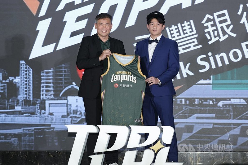 台灣職業籃球大聯盟（TPBL）新人選秀會11日晚間在台北漢來大飯店登場，手握探花籤的桃園台啤永豐雲豹指名健行科大後衛徐宏瑋（右），雲豹球團顧問周俊三（左）與徐宏瑋合影留念。中央社記者翁睿坤攝　114年8月11日   