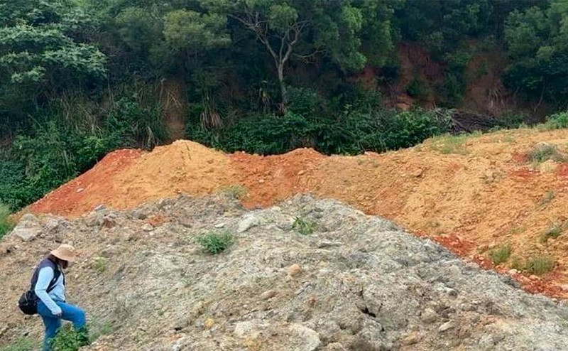 吳姓男子透過地政士尋找閒置土地，以協助整地名義蒙騙地主同意填土，藉此開挖山坡保育土地，再傾倒營建剩餘土石方或營建廢棄物，造成山坡保育地原貌遭破壞與污染，竹檢11日將涉案11人起訴。（新竹地檢署提供）中央社記者郭宣彣傳真　114年8月11日   