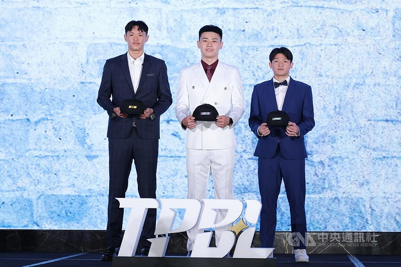 台灣職業籃球大聯盟（TPBL）新賽季球員選秀會11日晚間在台北舉行，首輪第1順位新竹攻城獅選中劉丞勳（中）、第2順位中信特攻選擇曾信武（左）、第3順位台啤永豐雲豹指名徐宏瑋（右）。中央社記者翁睿坤攝　114年8月11日   
