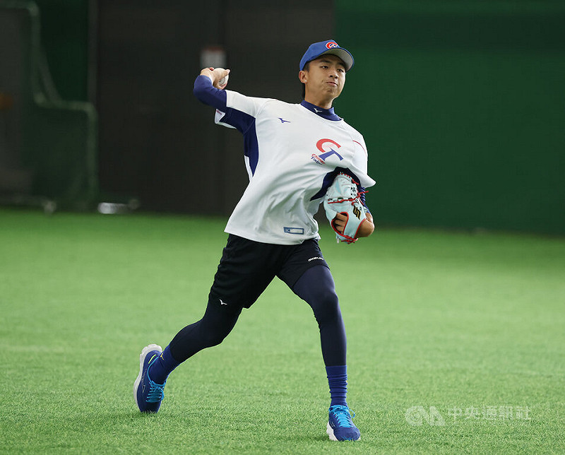 19歲投手林佾葳（圖）是目前亞洲棒球錦標賽培訓隊中最年輕球員，今年一度考慮投入中職選秀，最後決定先拚國際賽提升身價，也是教練團規劃先發投手人選。圖為4日培訓隊在台南練球畫面。中央社記者張新偉攝　114年8月11日   