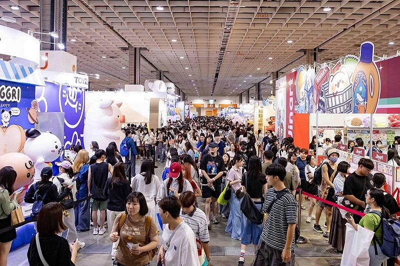 「2025台灣文博會」位於南港展覽館的品牌商展展區,除了臺灣原創圖像IP及文創品牌,還有日本、韓國、馬來西亞、新加坡、泰國、美國、波蘭等10國逾650家品牌,逾930個攤位。 圖:文化部提供