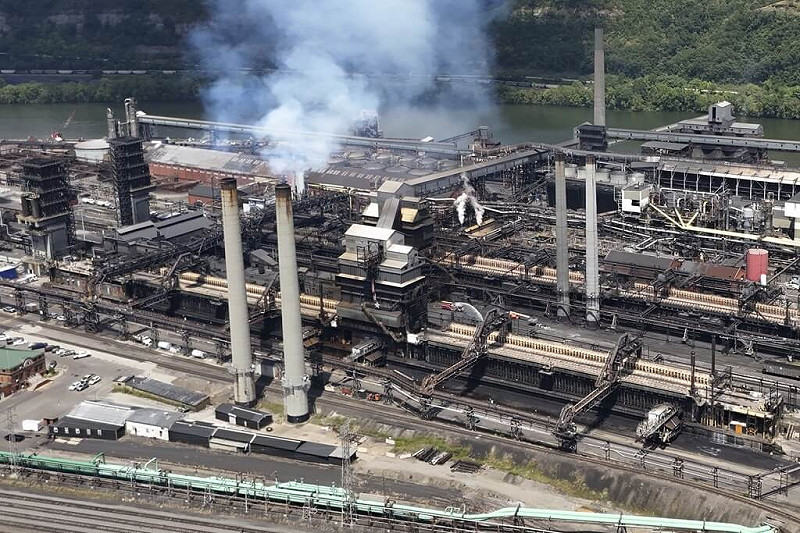 美國鋼鐵公司克萊頓煉焦廠11日發生爆炸。（美聯社）   圖：中央社提供
