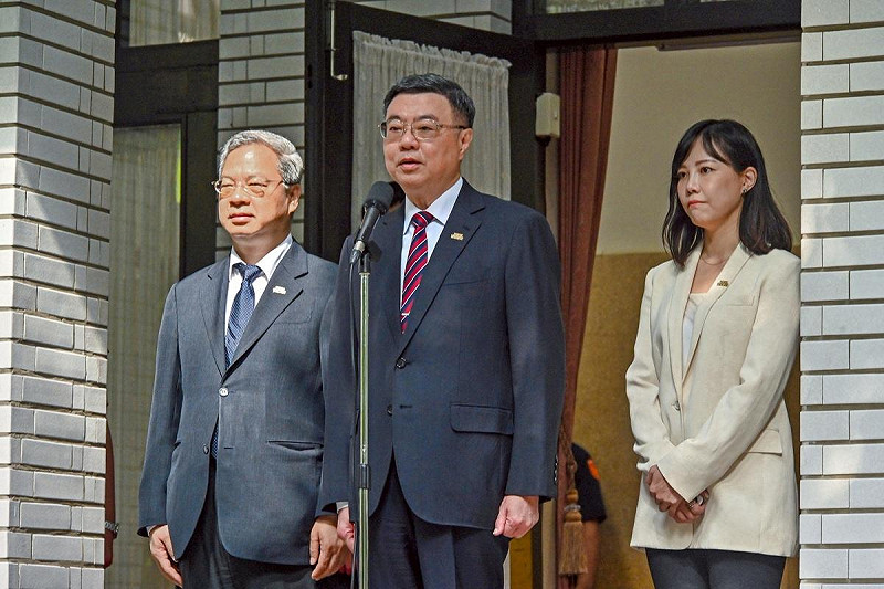 行政院長卓榮泰今（12）天上午赴立法院進行「丹娜絲颱風及七二八豪雨災後復原重建」專案報告及備詢前受訪。   圖：行政院提供