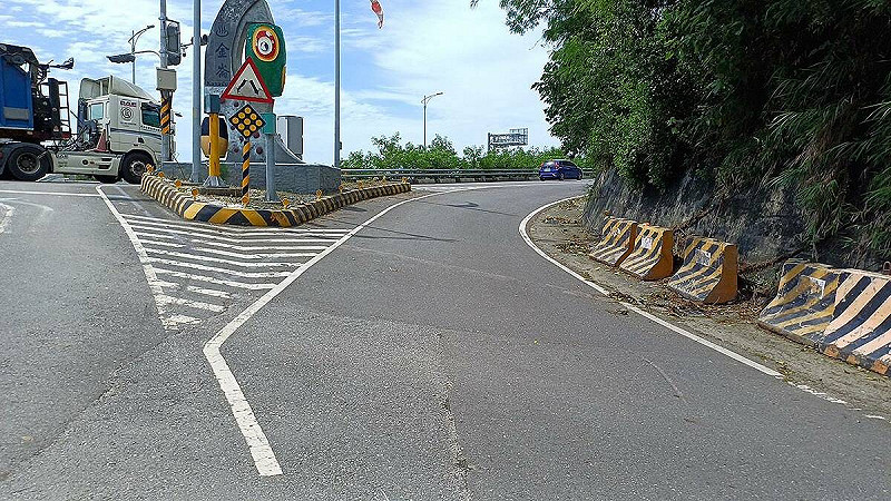公路局提醒民眾密切留意台8線中橫公路花蓮路段、台9線蘇花公路、台9線南迴公路等10路段。398K+600~400K+050(金崙-多良)路段，將實施交通管制。   圖：交通部公路局提供