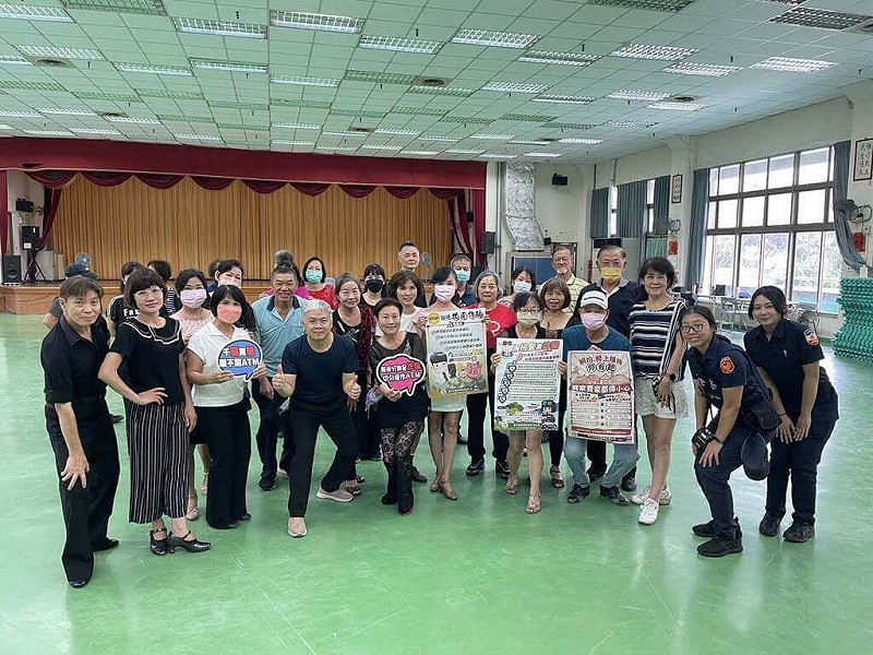 詐騙案件層出不窮，台中市警察局第二分局12日說明，運用多元媒體平台加強反詐騙宣導，並主動走入社區，透過真實案例分析詐騙手法提升民眾防詐力。（警方提供）中央社記者郝雪卿傳真  114年8月12日   