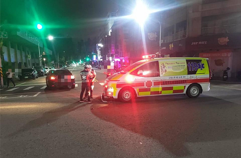 該起車禍造成救護車車頭保險桿掉落，張男車輛右後方受損。雙方酒測值均為零，確認無酒駕情事。   圖：警方提供