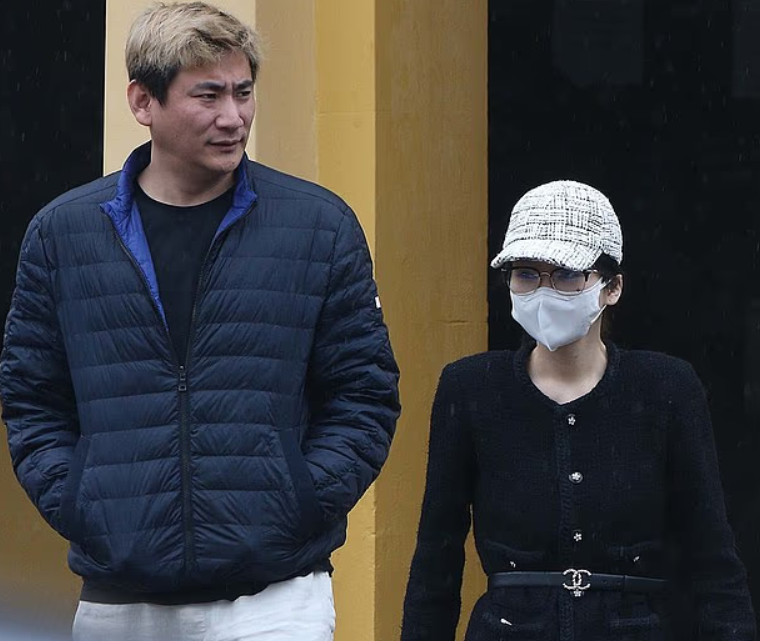 楊蘭蘭身邊常有一名嚴肅男子陪伴,據鄰居透露她性格低調,鮮少與人交談,出門戴口罩。中國網友深扒發現該男子疑為胡長松,來自江西上饒,曾服役於北京武警特勤支隊,推測可能是其「中南海保鑣」,更添神秘色彩。 圖:翻攝自X帳號@caixiaoseng