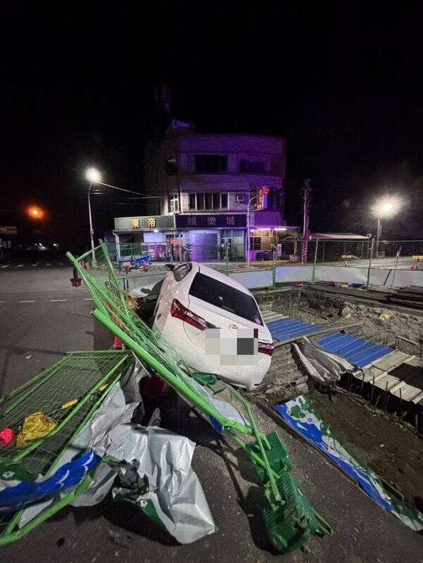 台南市吳姓男子12日凌晨駕車返家、途經北門區自撞道路工程圍籬，遭警方查獲酒駕又毒駕，且被搜出毒品送辦。（民眾提供）中央社記者張榮祥台南傳真 114年8月12日   