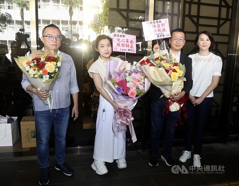 民眾黨秘書長周榆修（左起）、國民黨立委徐巧芯、羅智強、王鴻薇12日前往台北地檢署，致贈花束給台北地檢署檢察長王俊力，質疑北檢辦藍白不辦綠，呼籲檢調公平辦案。中央社記者張皓安攝 114年8月12日   