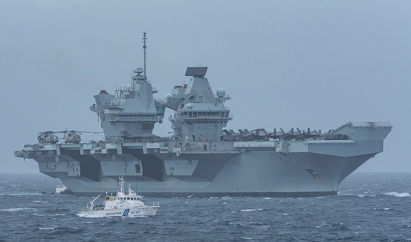 英國「威爾斯親王號（R09）」航空母艦12日抵達日本橫須賀港；艦載機在甲板整齊排列。日本海上保安廳派船引導。   圖：翻攝「X」@Alsace_class