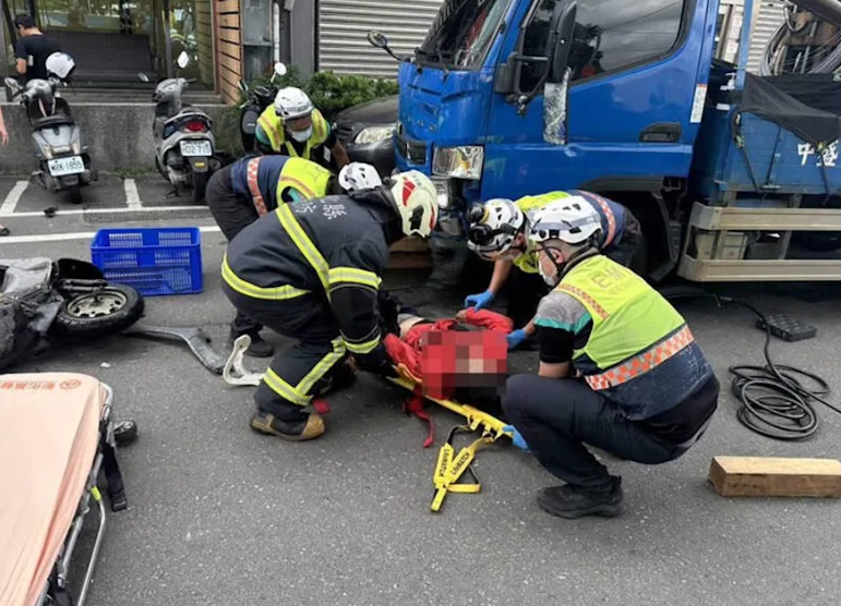 彰化縣員林市昨日下午發生一起死亡車禍。一對祖孫騎乘機車雙載行經街口左轉時，疑似因未依規定禮讓直行車，遭一輛小貨車猛烈撞擊，導致67歲的婦人一度捲入車底，送醫搶救仍不治。   圖：民眾提供