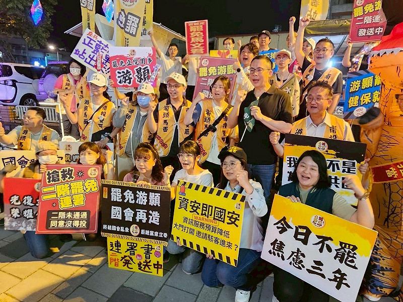 前民進黨南投縣黨部執行長曾琮愷(第2排右1)猝逝,罷團「去游除垢」表示,曾琮愷真正愛南投、愛這片土地,為鄉親發聲、捍衛正義,「你未竟的志業,我們會接力完成。」 圖:取自「罷免游顥-去游除垢-You out」臉書