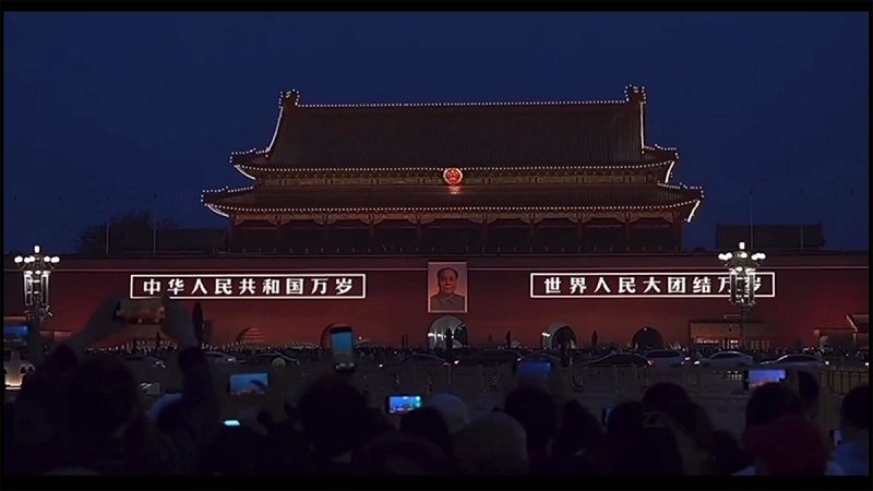 X帳號 @TheXiangYang 於演練結束後發文指出，習近平率領中共高層站在天安門城樓上，檢閱這支「曾在國共內戰中打敗抗日的國軍、在八九六四屠殺手無寸鐵學生和北京市民的軍隊」，根本是「檢閱一群匪徒的無恥行為」。   圖:翻攝自影片