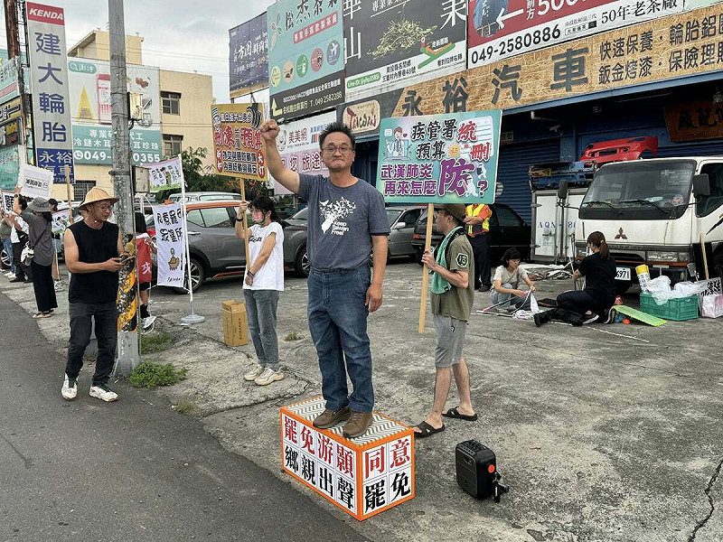曾琮愷病倒前仍和志工在街頭宣講罷免。   圖：取自曾琮愷臉書