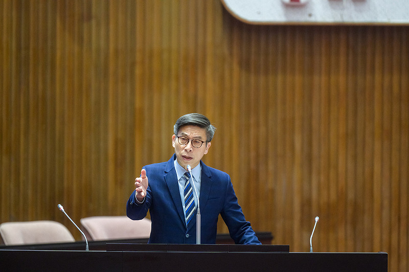 民進黨立委鍾佳濱家今（12）日出席立法院會，要求建立農業儲能並推動溫網室以租換貸，同時研擬關稅對沖美關稅以支撐出口產業。   圖：鍾佳濱辦公室／提供