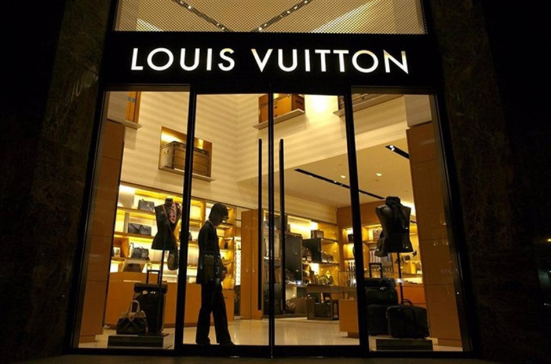 這起財富迷案的根源可追溯至 2008 年,當時 LVMH 董事長阿諾(Bernard Arnault)透過複雜金融工具閃電收購愛馬仕股份,引發愛馬仕家族成立控股公司 H51,確保超過 51% 的股份掌握在家族手中。 圖:翻攝自X帳號@precioobjetivo 這起財富迷案的根源可追溯至 2008 年,當時 LVMH 董事長阿諾(Bernard Arnault)透過複雜金融工具閃電收購愛馬仕股份,引發愛馬仕家族成立控股公司 H51,確保超過 51% 的股份掌握在家族手中。 圖:翻攝自X帳號@precioobjetivo