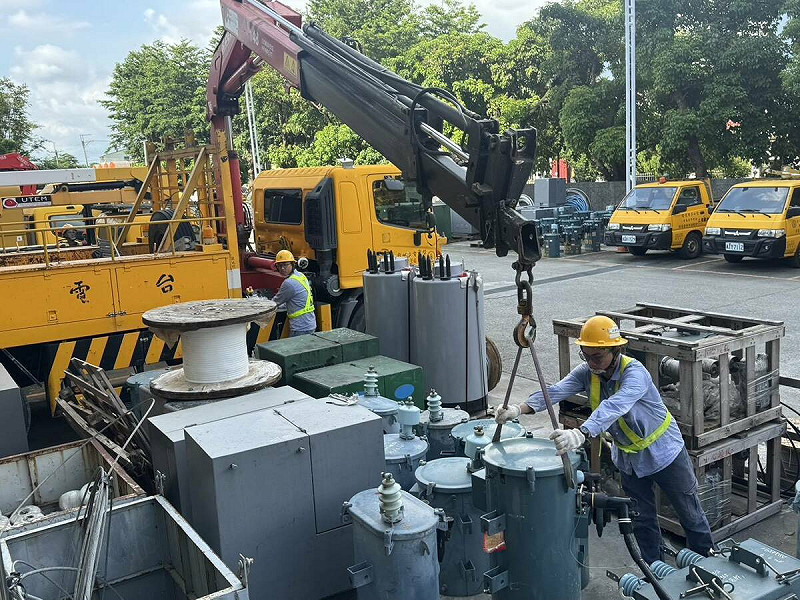 楊柳颱風來勢洶洶 ，台電逾4千名搶修人力嚴陣以待。   圖：台電提供