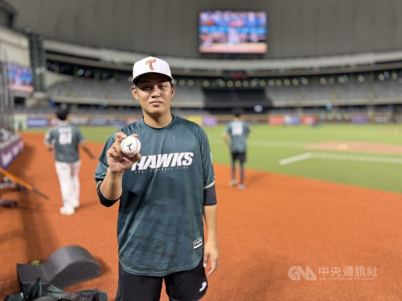 中華職棒台鋼雄鷹隊選秀狀元投手韋宏亮（圖）隨隊一軍，被投手教練橫田久則評價為「有趣」，韋宏亮12日受訪時透露，近期有多練變速球，希望讓球種更豐富。中央社記者謝靜雯攝　114年8月12日   