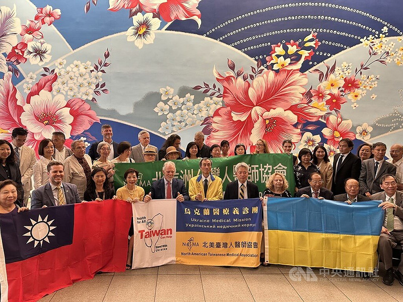 北美洲台灣人醫師協會8月底將再度前往烏克蘭義診，一行人在駐紐約辦事處授旗，並與烏國在美團體交流。中央社記者廖漢原紐約攝　114年8月13日   圖：中央社提供