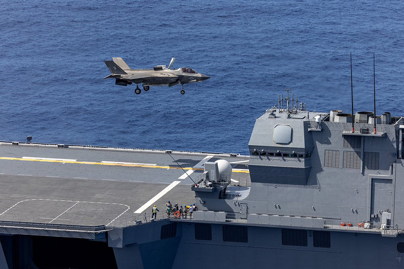 日本海上自衛隊在近期與美國、英國等盟友的聯合演習中，成功實現了讓「加賀號」直升機航母起降 F-35B 戰機的目標，為日本的軍事發展寫下了新的里程碑。   圖：翻攝自 @COMUKCSG X 帳號